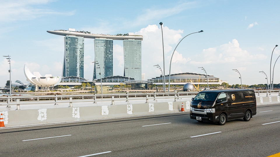 En UPS-varevogn, der transporterer tidsfølsomme, temperaturkontrollerede medicinalvarer af høj værdi gennem Singapore.