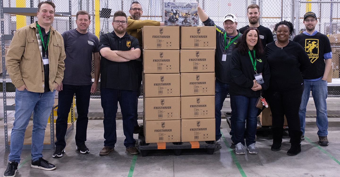 Empleados posando para una foto con cajas