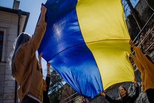 Personas sosteniendo una bandera