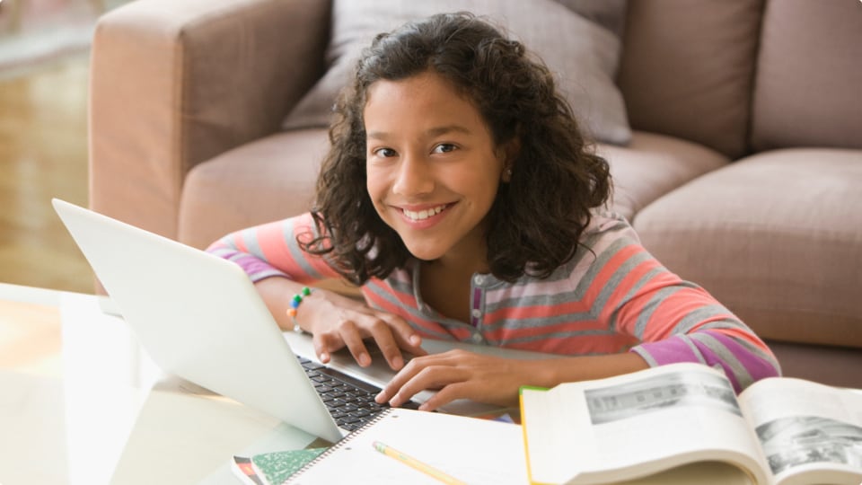 Estudiante joven feliz estudiando en casa 