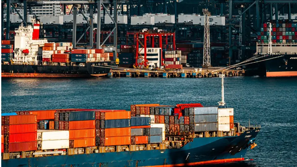 barco contenedor de carga en Hong Kong