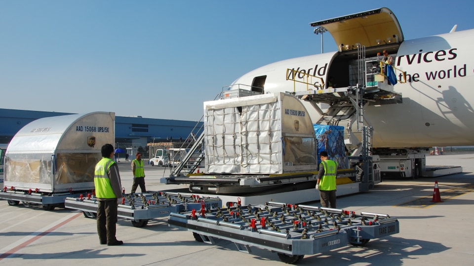 Contenedor de carga aérea en preparación para ser cargado en un avión