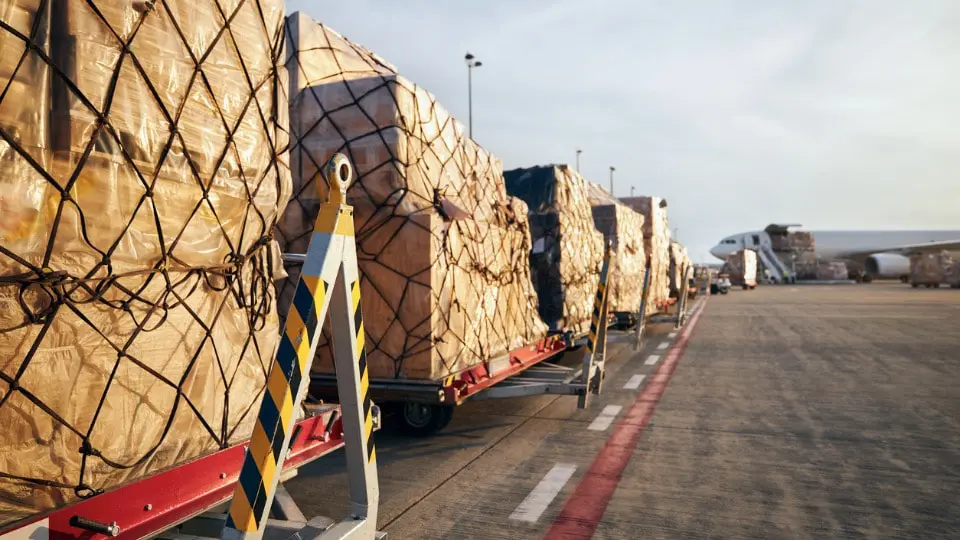 Contenedores de carga siendo cargados en un avión en el aeropuerto