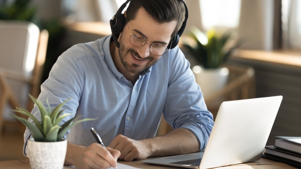 Especialista en logística escuchando el podcast de UPS Supply Chain Solutions