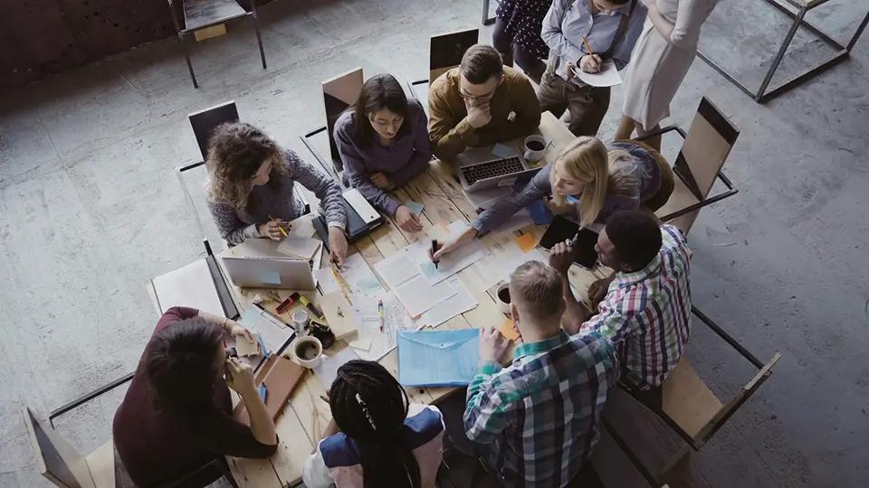 Un equipo de negocios sentado ante una mesa y trabajando