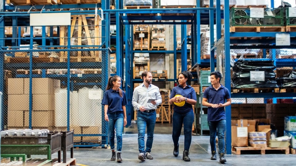 Empleados de almacén caminando por un pasillo