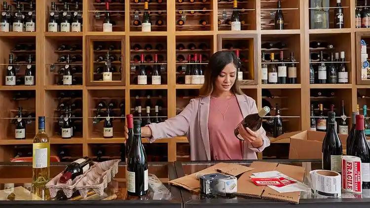 Femme avec du vin en arrière-plan