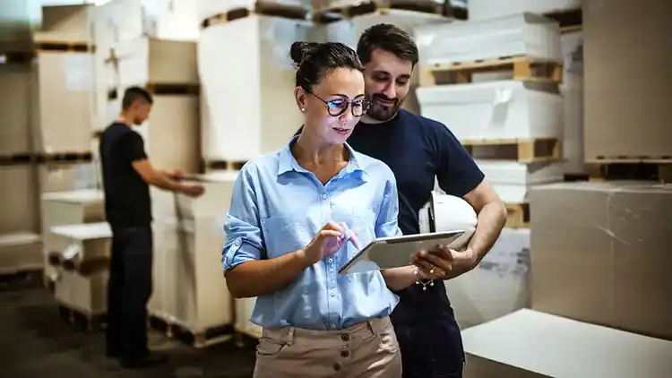 Femme d’affaires regardant un appareil mobile