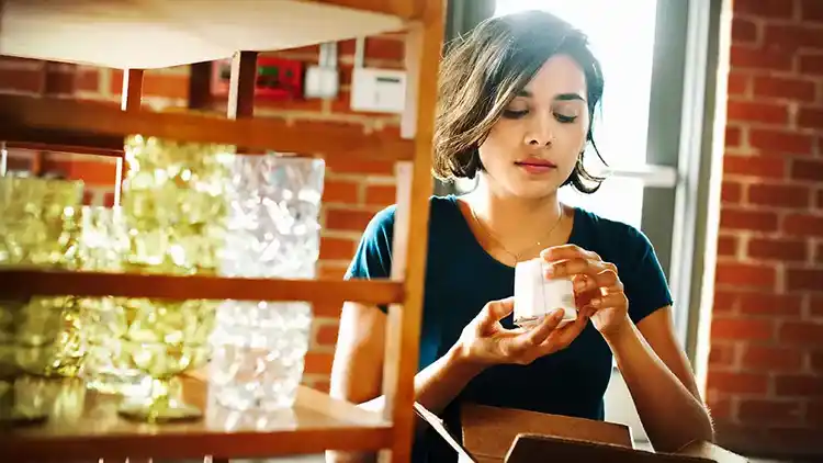 Femme se préparant à expédier un colis de retour.