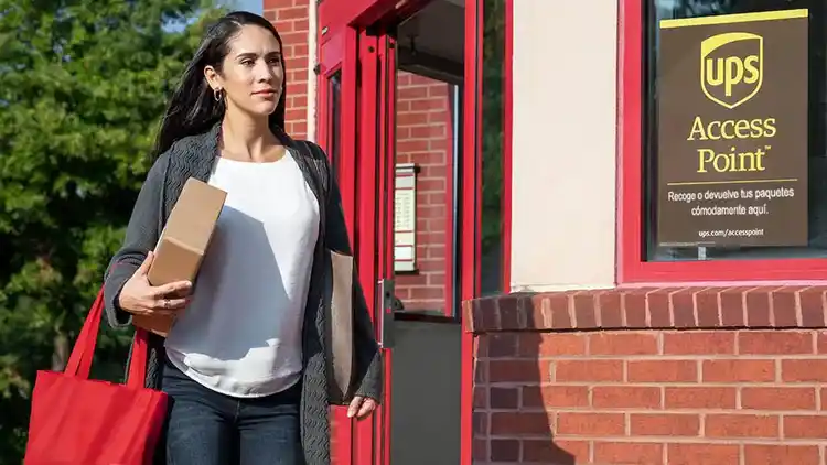 Vrouw loopt naar een access point