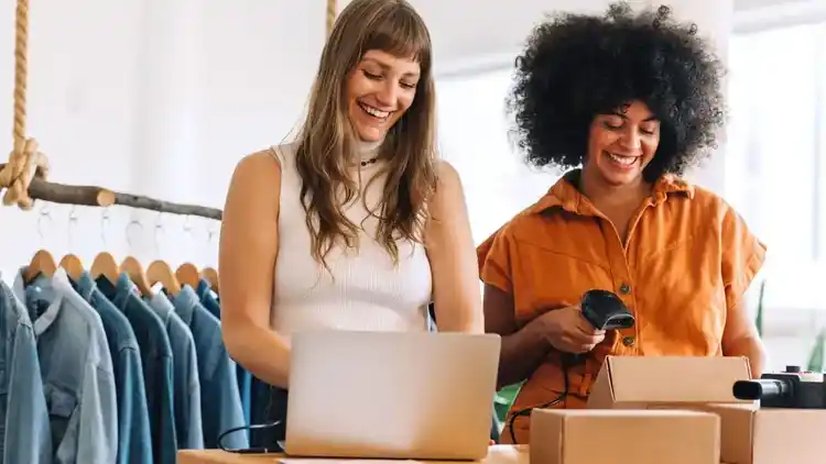 twee mensen die dozen scannen in een kledingwinkel