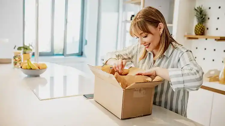 iemand die een doos klaarmaakt om te verzenden met UPS