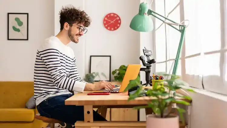 een persoon op zijn computer die met UPS verzendt