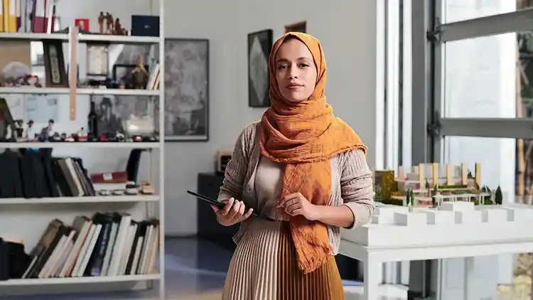 Une femme déterminée dans son bureau avec un iPad.