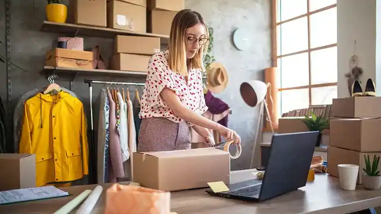 Une personne d’affaires qui emballe son colis UPS.