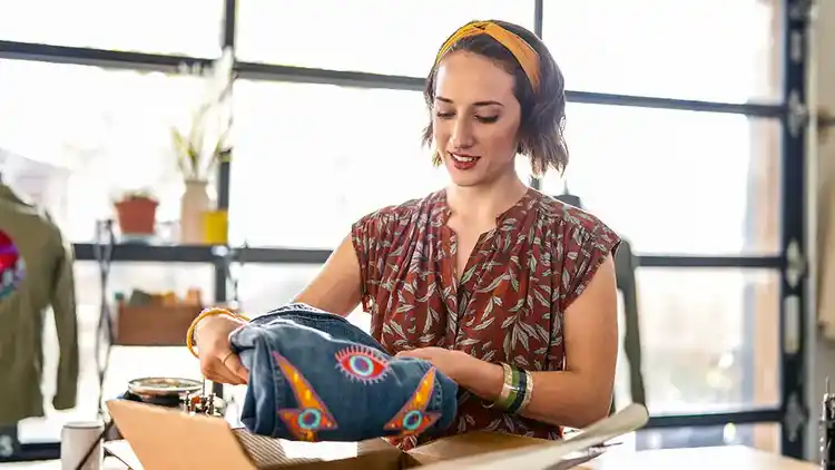 Une femme qui emballe une boîte