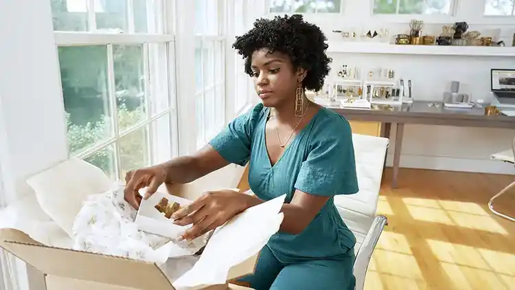 Femme d&#39;affaires d&#39;une petite entreprise planifiant un ramassage