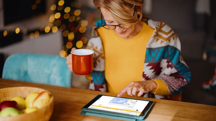 Une personne en train de s’inscrire à un compte U-P-S sur sa tablette.