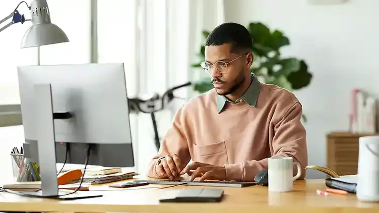 Personne utilisant son ordinateur pour consulter des informations sur l&#39;expédition internationale.