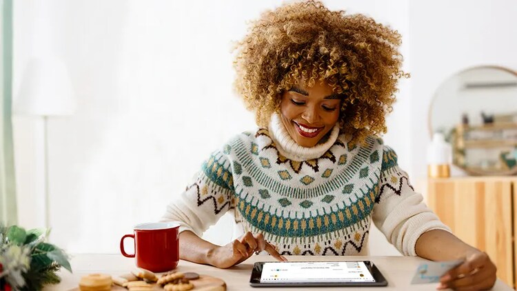 Une personne réalise une expédition avec UPS à l’aide d’une tablette.