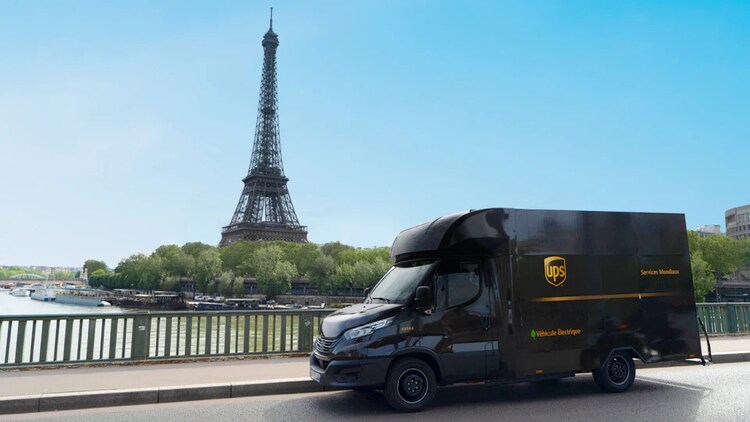 un camion UPS électrique passe devant la tour Eiffel