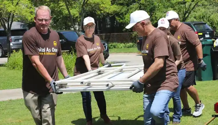 UPS CEO Carole Tomé and other UPS volunteers.