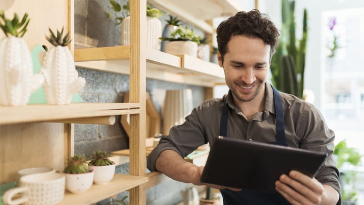 Propietario de pequeña empresa mirando una tableta