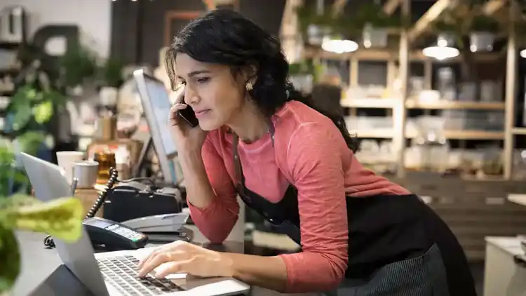 Mujer en una tienda hablando por teléfono