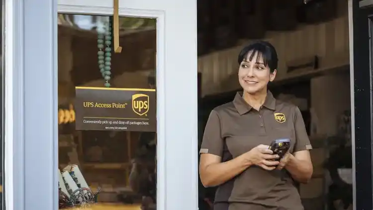 Una mujer conductora de UPS saliendo de un UPS Access Point