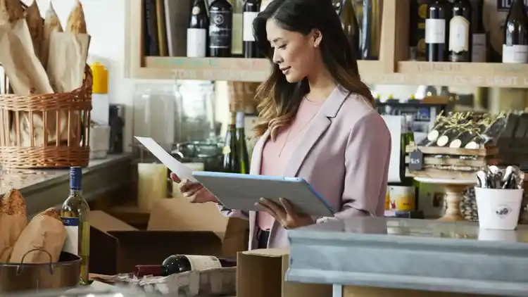 Mujer en una tienda viendo una tableta