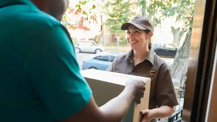 Conductor de UPS recolectando paquetes.