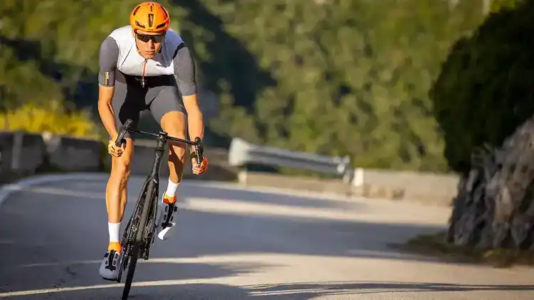 El cliente de UPS Santini Cycling muestra sus productos.