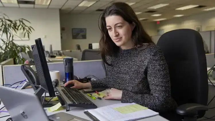 Mujer en su computadora